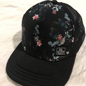 Dakine women’s hula trucker hat